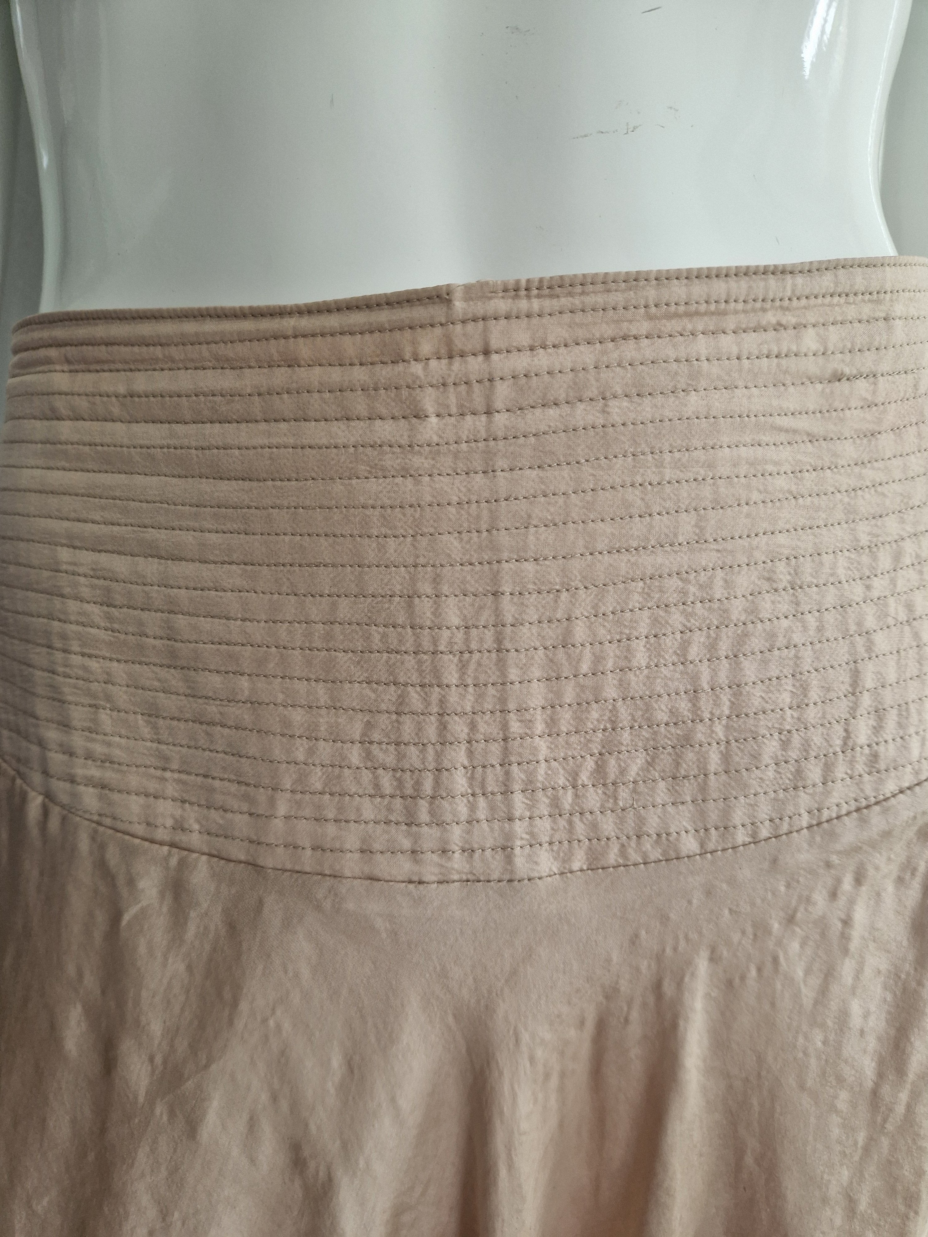 Beige zijden dubbellaagse rok. Maat 40.