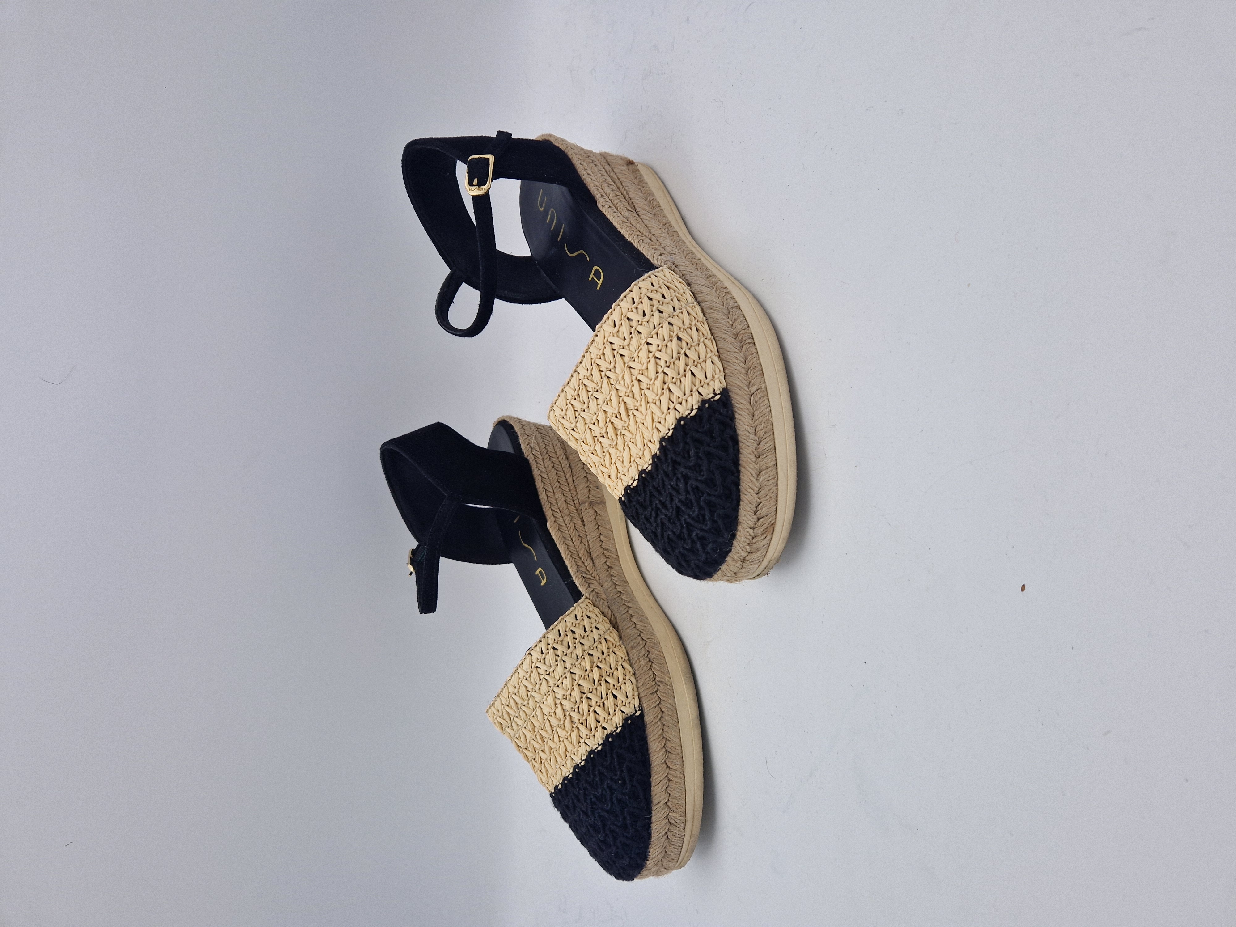 Unisa sandalen met sleehak. Maat 40. Zwart/beige.
