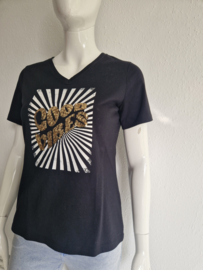 Summum T-shirt met V-hals. Maat XS. Zwart/wit/goud.