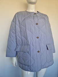 Edited gewatteerde tussenjas. Maat 44/46. Lichtblauw.