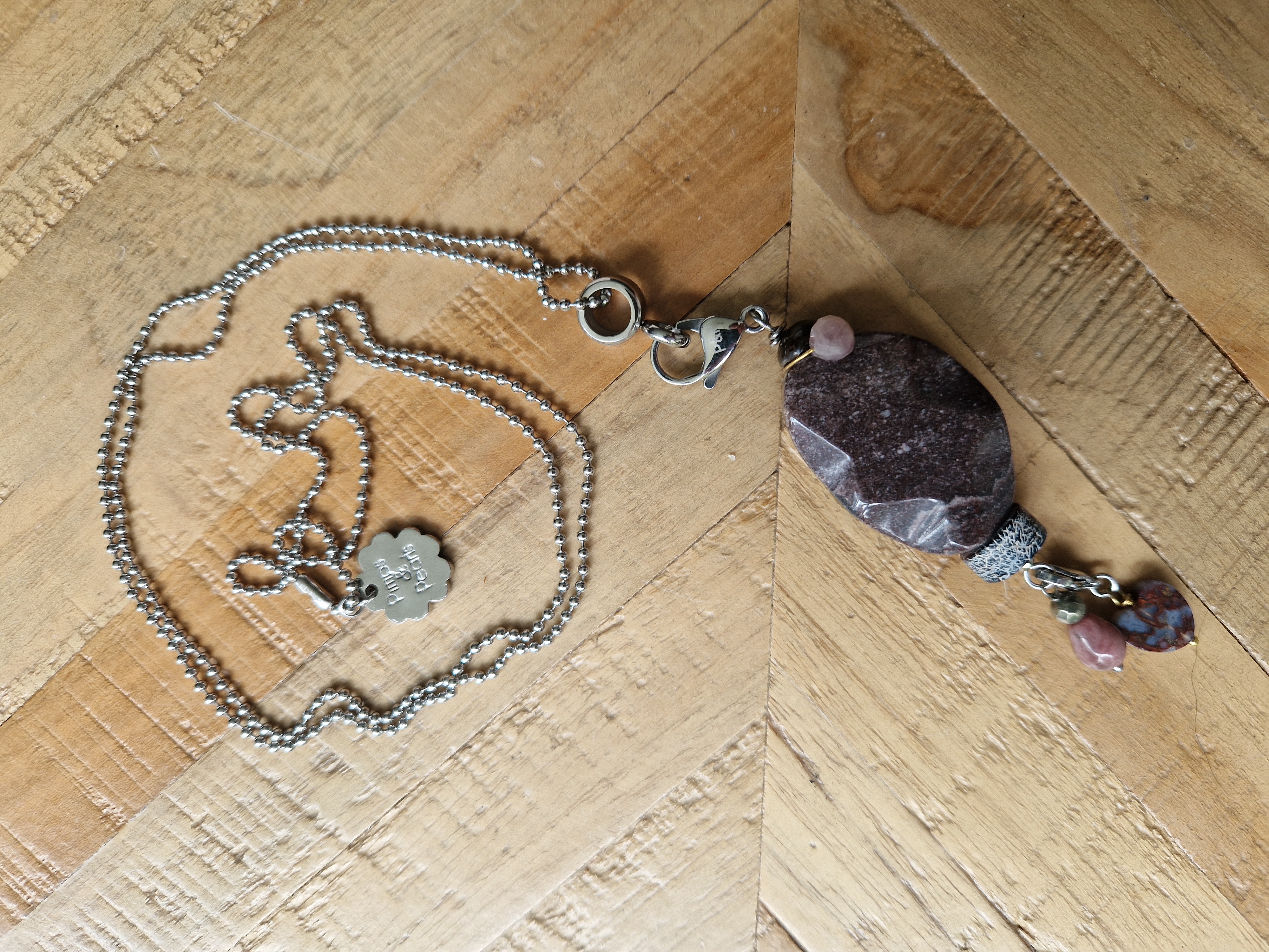 Pimps & Pearls ketting. Bruintinten. Metalen koord.