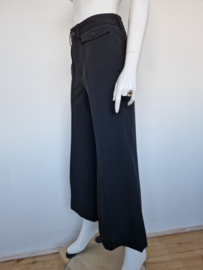 Closed flared pantalon. Mt. 28, Zwart.