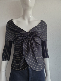 Emporio Armani top. Maat 10. Zwart/krijtstreep.