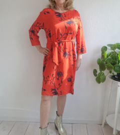 Kyra jurk. Maat 42/44, Rood/donkerblauw/print.