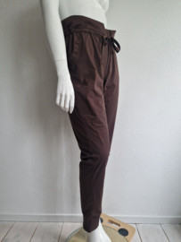 Norah pantalon. Maat 44. Bruin/travelstof.