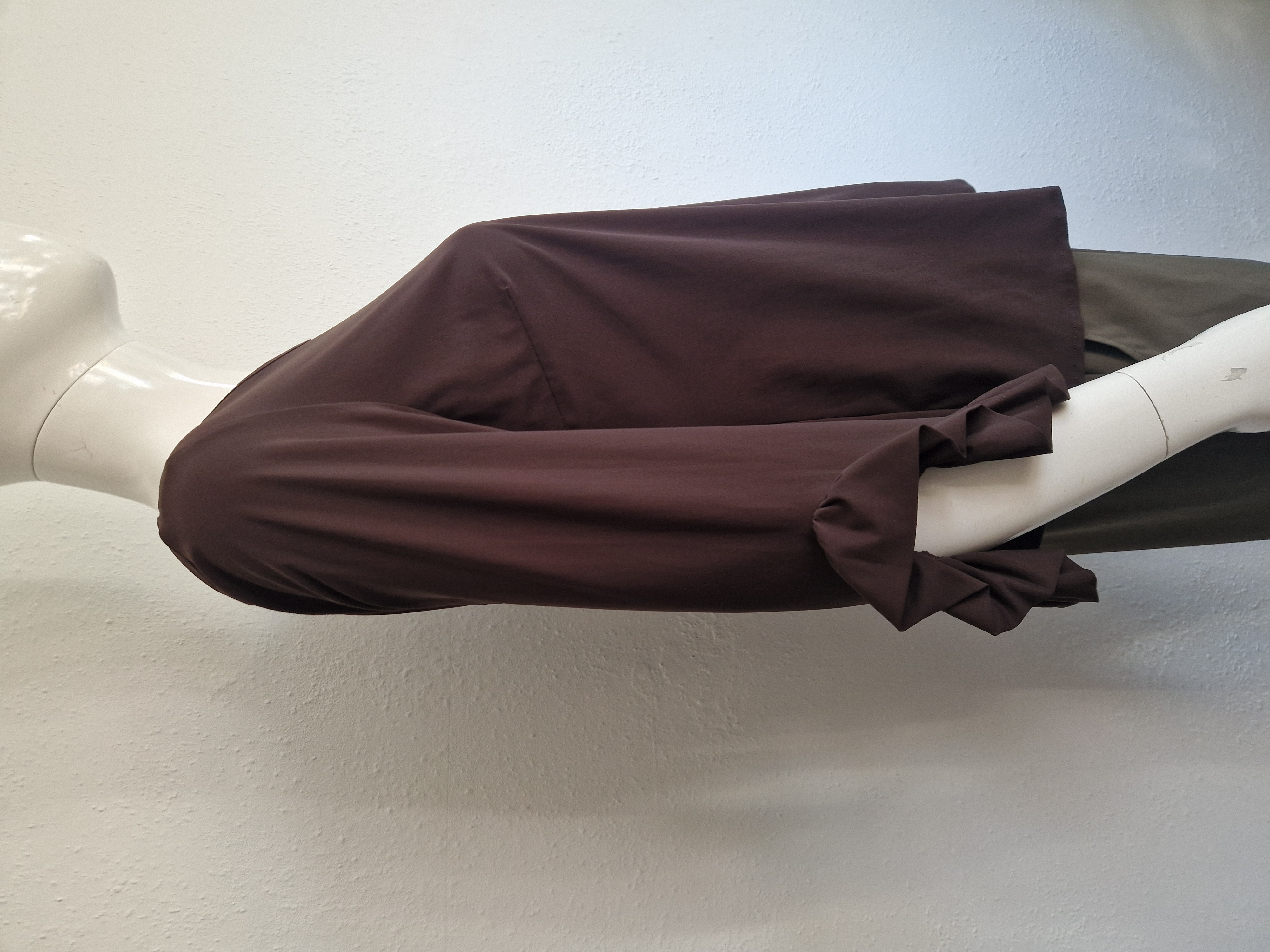 Studio Anneloes top met roezels. Maat L. Bruin.