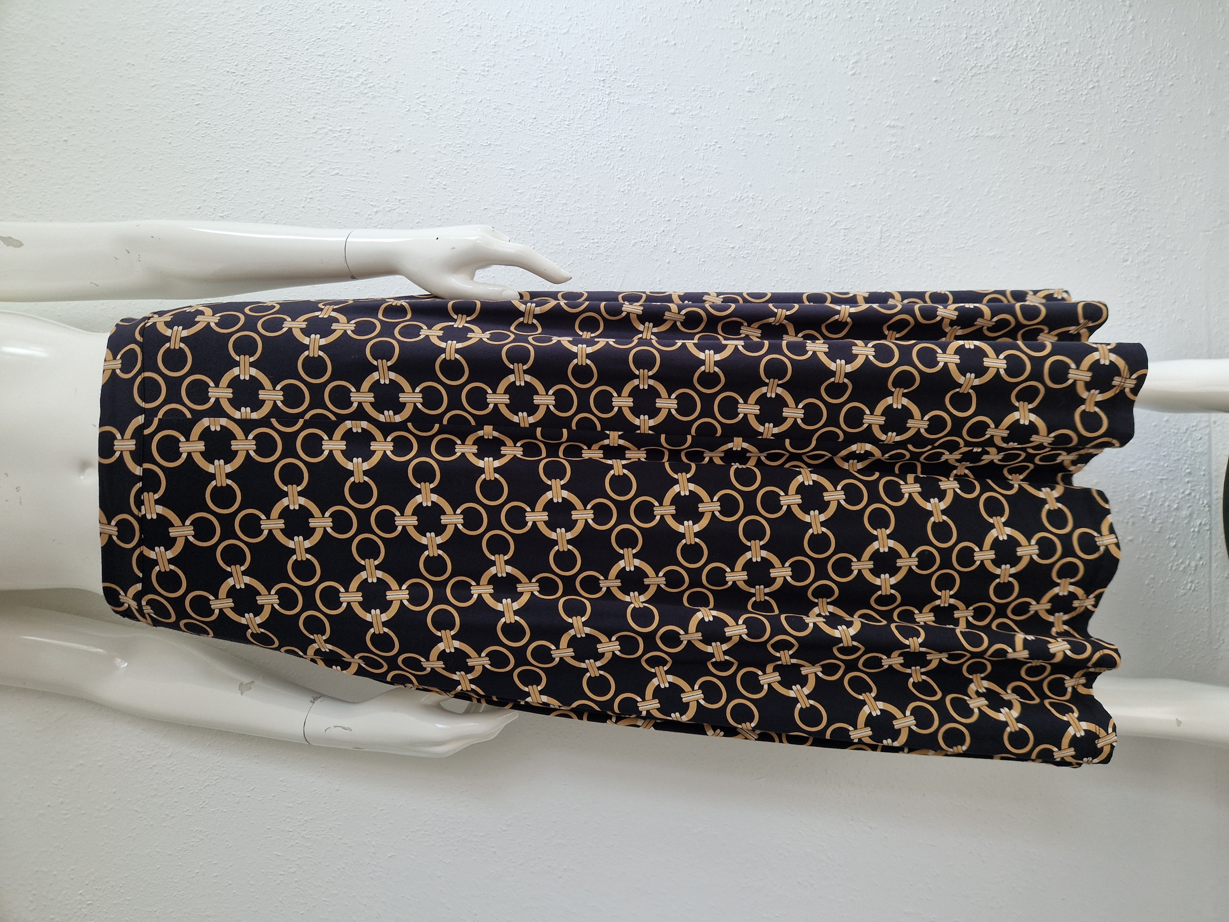 Esqualo maxi rok. Maat XS. Zwart/kettingprint.