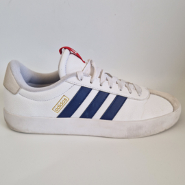 Adidas sneakers met donkerblauwe 3-Stripes. Maat 41