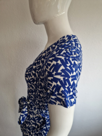 Claudia Sträter wikkeljurk. Maat 44, Blauw/wit.