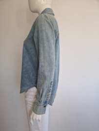 Closed jeansblouse. Maat S. Lichtblauw.