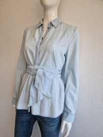 Marc Cain denim blouse met strikceintuur. Maat 3, Lichtblauw.