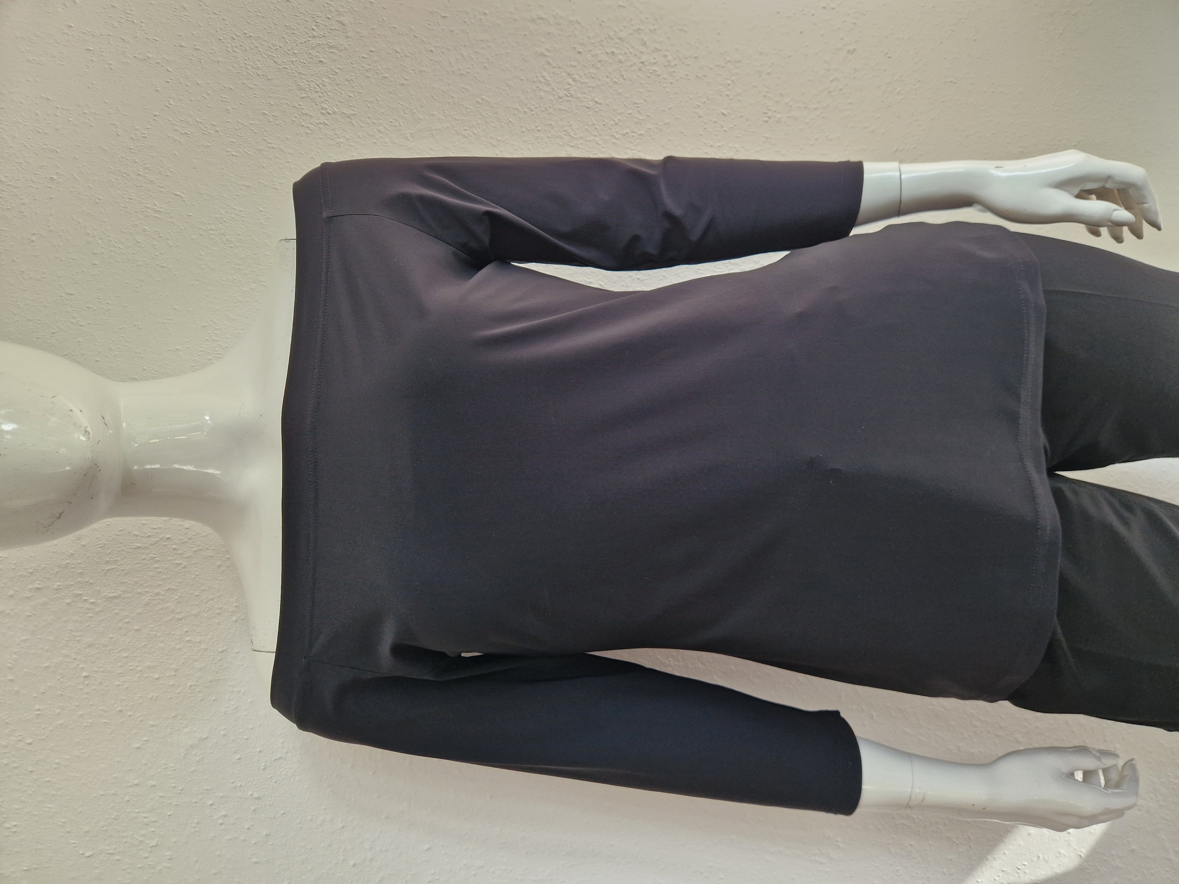 Travelstof off shouldertop. Maat 42. Zwart.