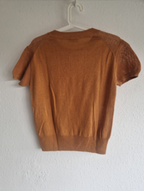 Closed opengewerkte knit top. Maat XS. Camel.