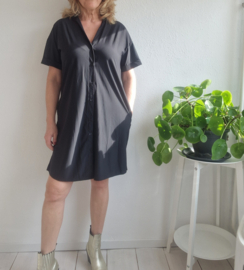 LOES doorknoopjurk met V-hals. Maat M. Zwart/travelstof.