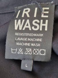 Irie Wash doorknoopjurk. Maat L. Zwart.