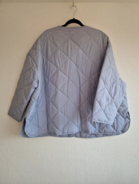Edited gewatteerde tussenjas. Maat 44/46. Lichtblauw.