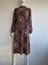 Geisha jurk met turtleneck. Maat 40. All over print.
