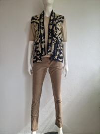 By Staer vest Isolde. Maat M. Antraciet/beige/ Suzani