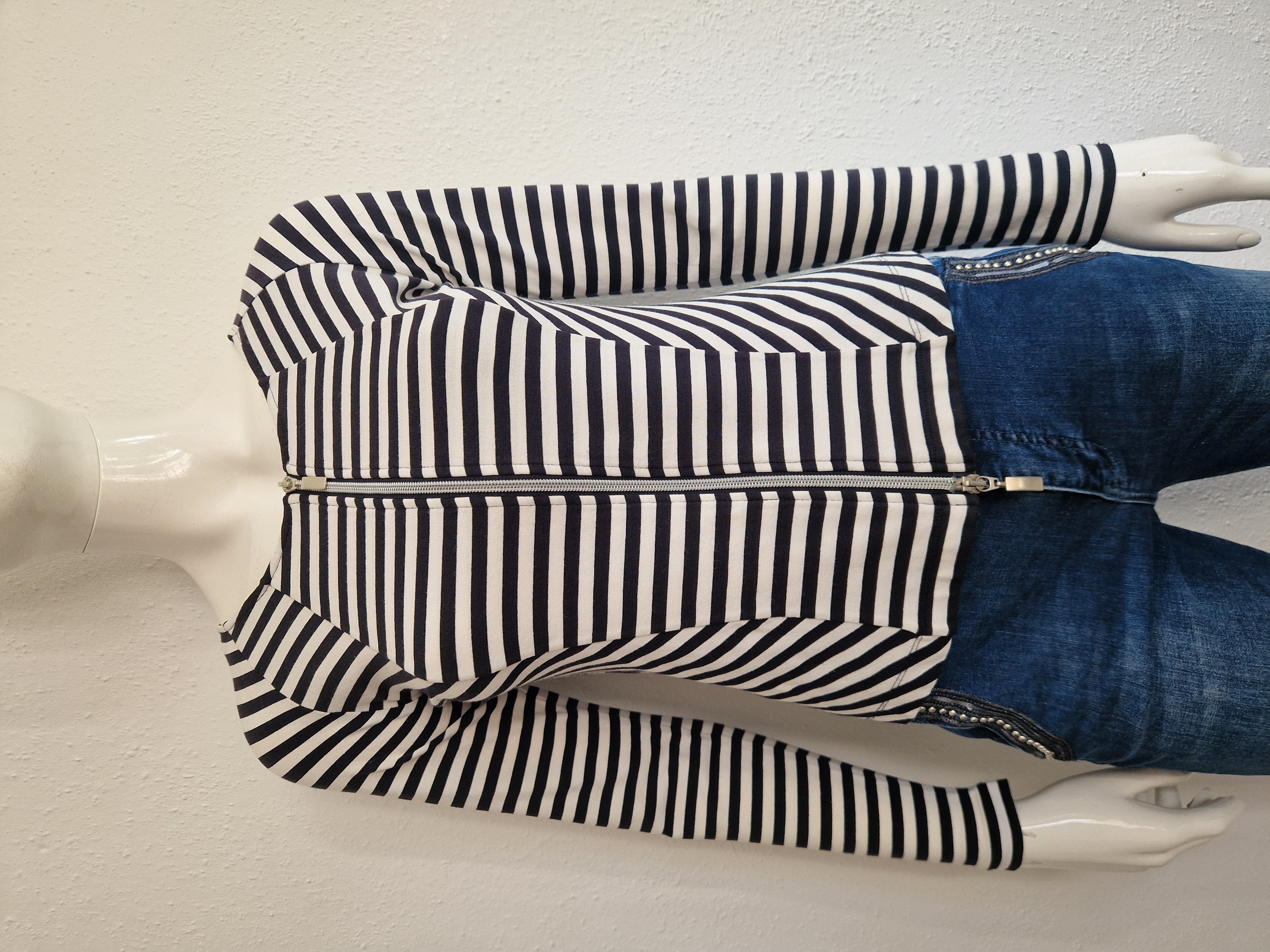 Juffrouw Jansen vest. Maat 36, Zwart/wit gestreept.