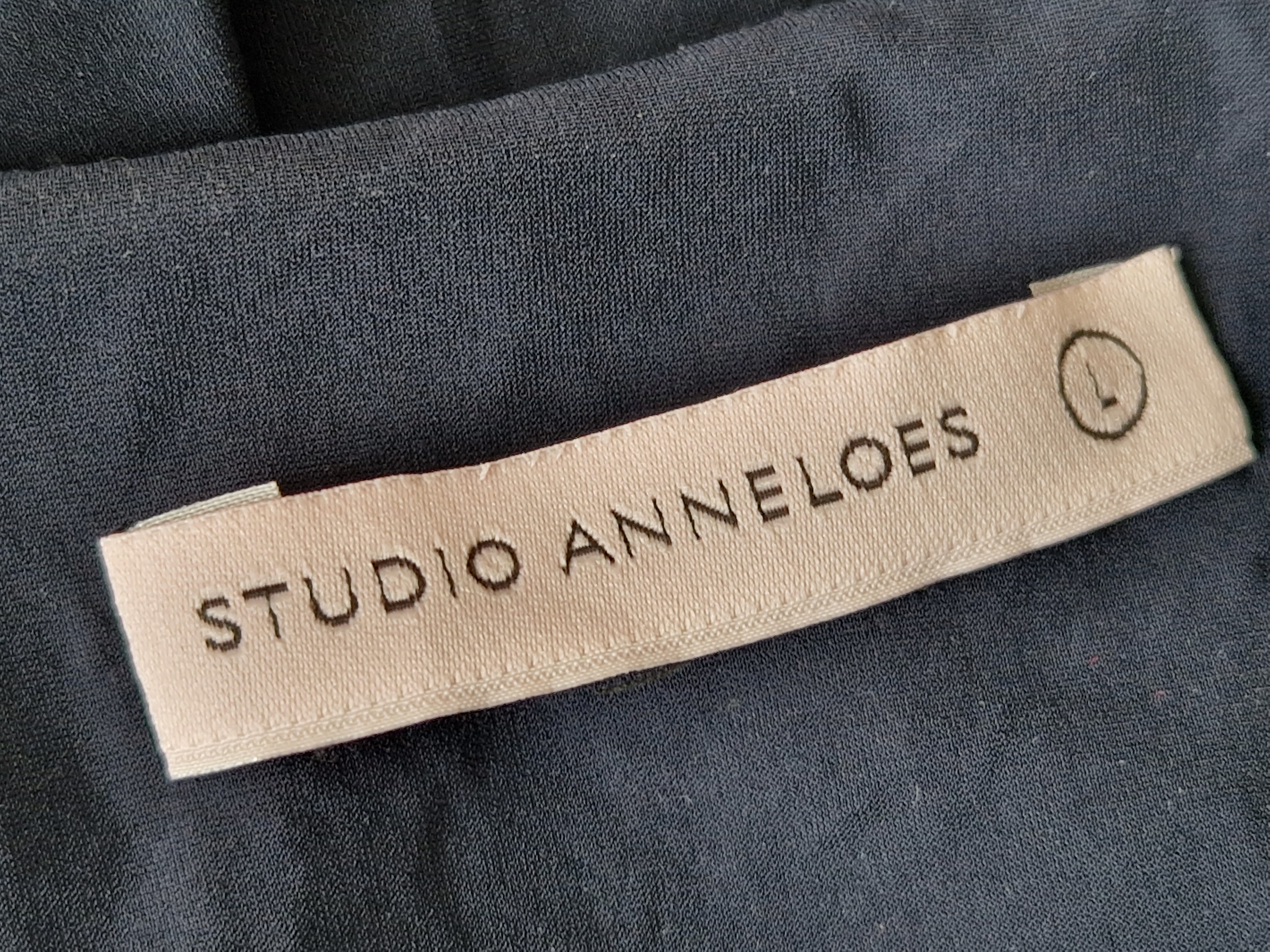 Studio Anneloes top met roezels. Maat L.Off black.