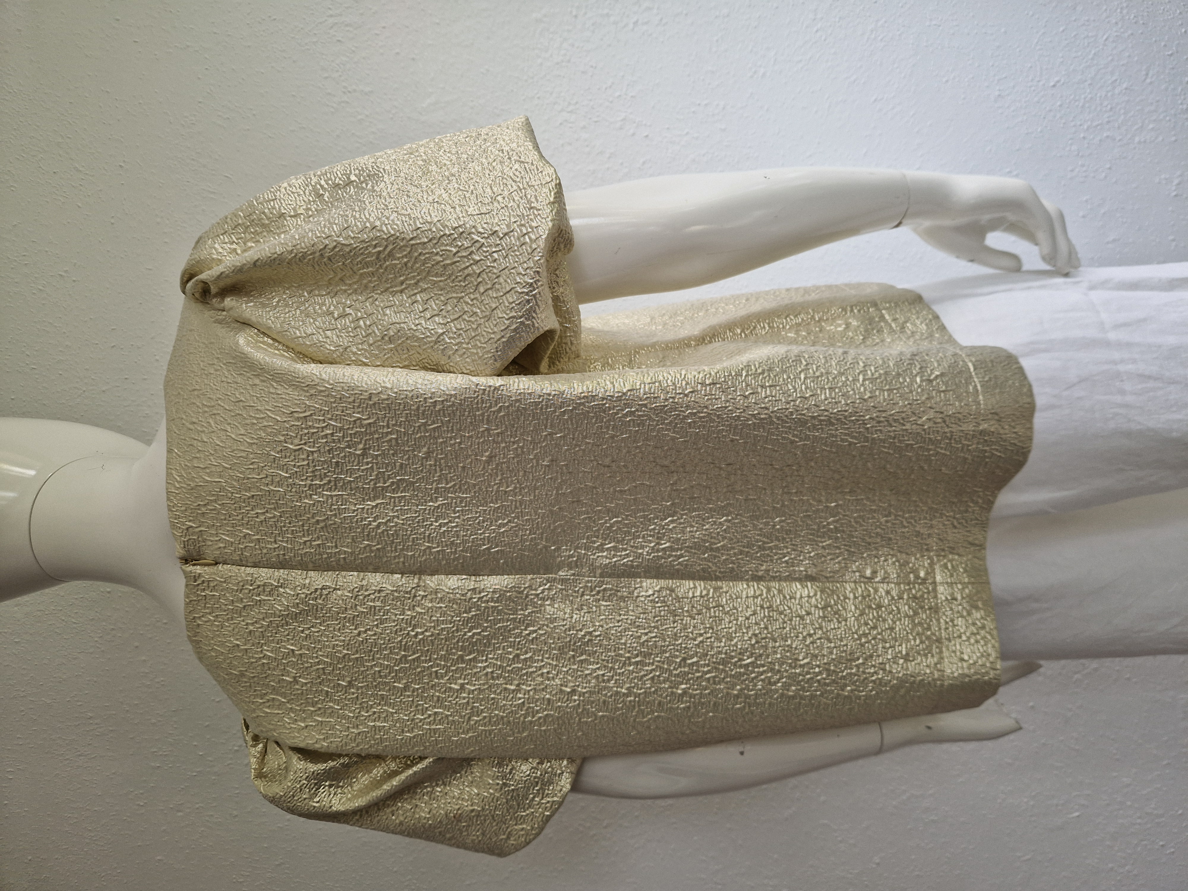 Studio Anneloes top met ballonmouwtjes. Maat L. Goud.