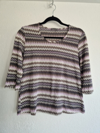 RIANI top met zigzag dessin. Maat 40.