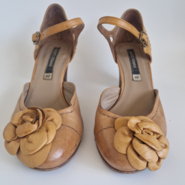 Alberto Fermani leren pumps met bloem. Maat 37