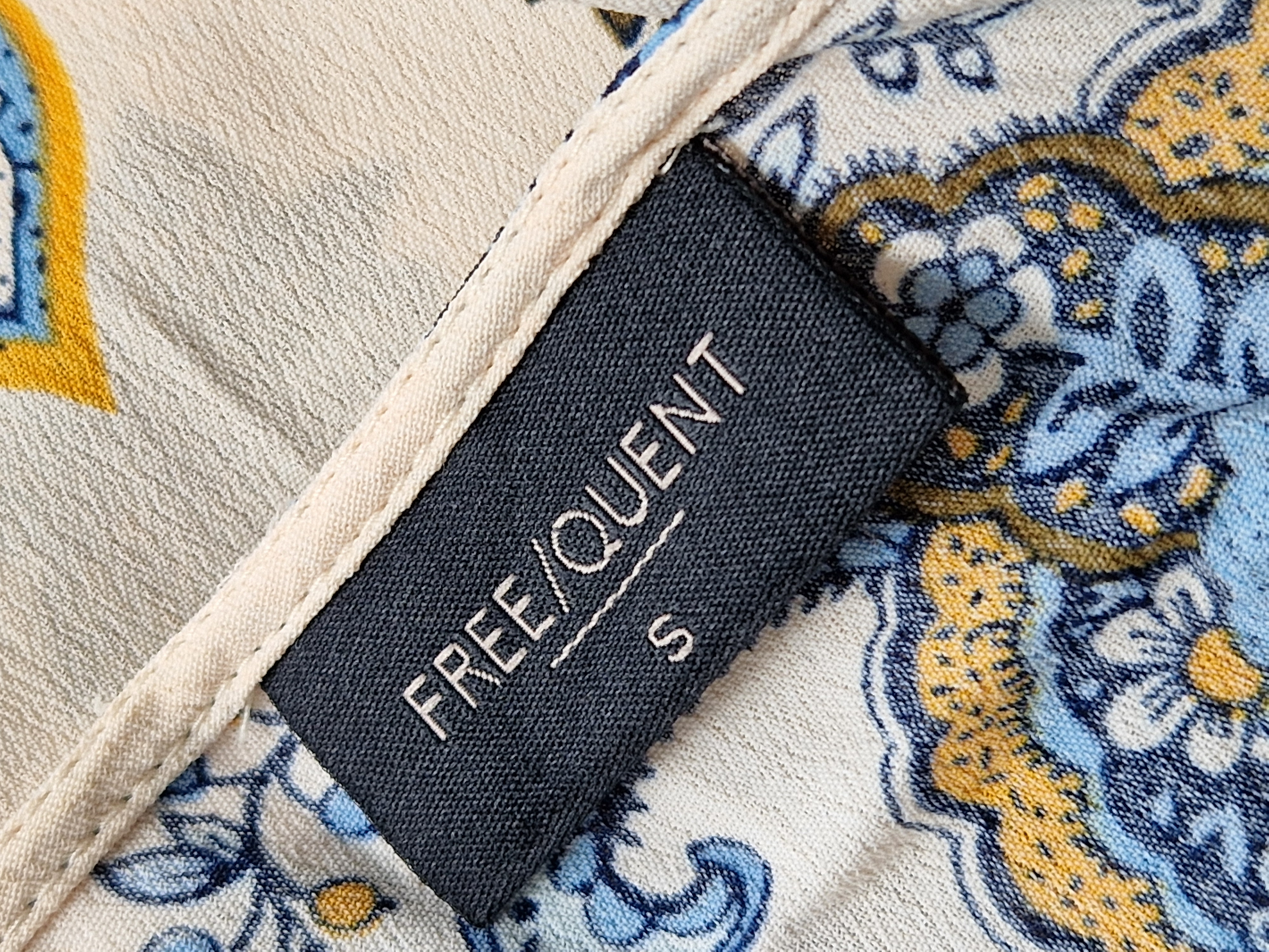 Freequent zomerjurk. Maat S. Crème/paisleyprint.