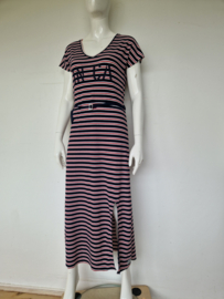 IN-CA maxidress. Mt. M. Blauw/wit/rood gestreept.