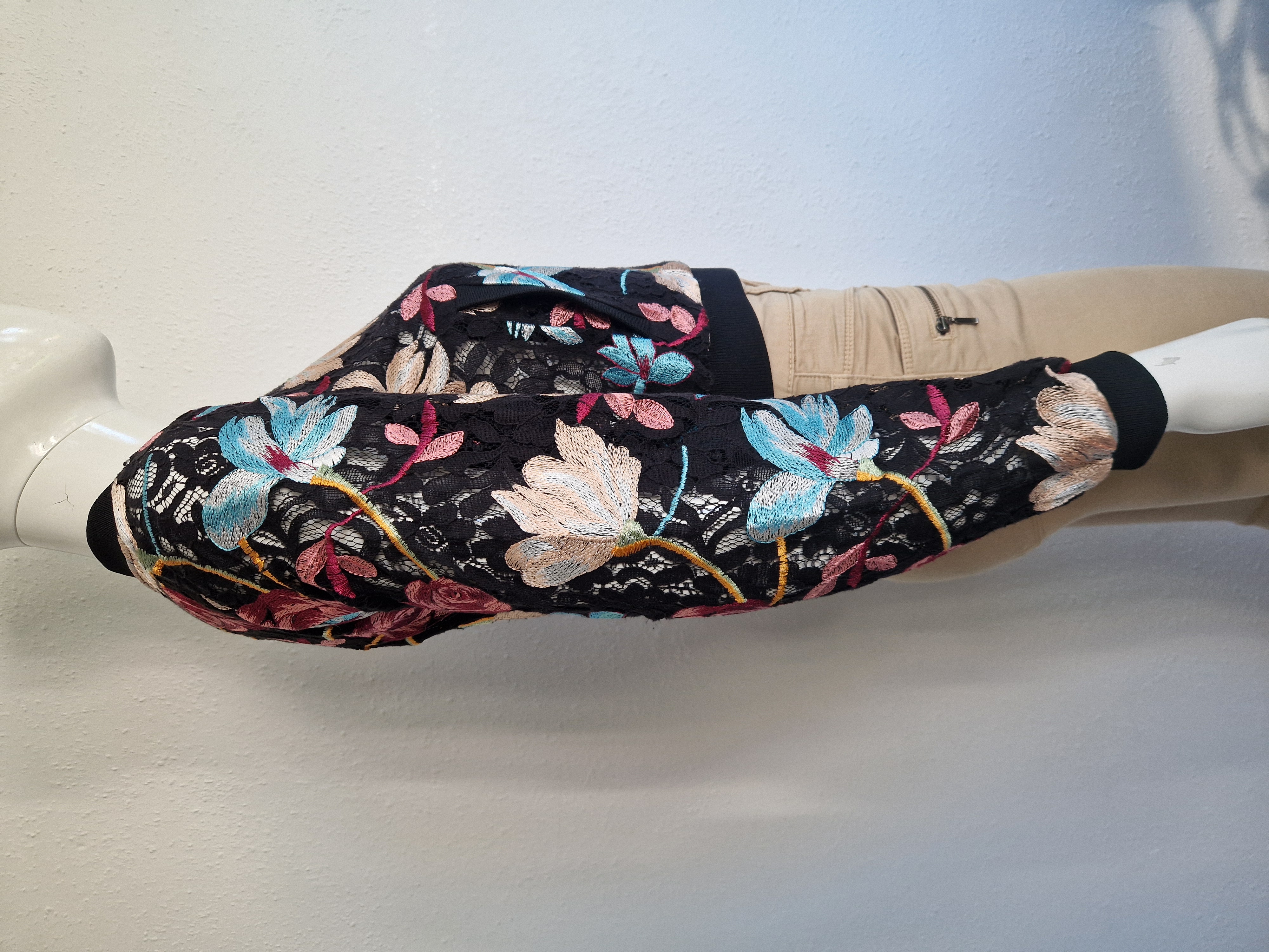 Benetton bomber jasje. Maat S. Zwart/kant/bloemen