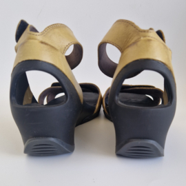 Wolky leren sandalen. Maat 41. Mosterdgeel.