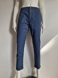 Closed cropped chino. Maat 31,Blauw.