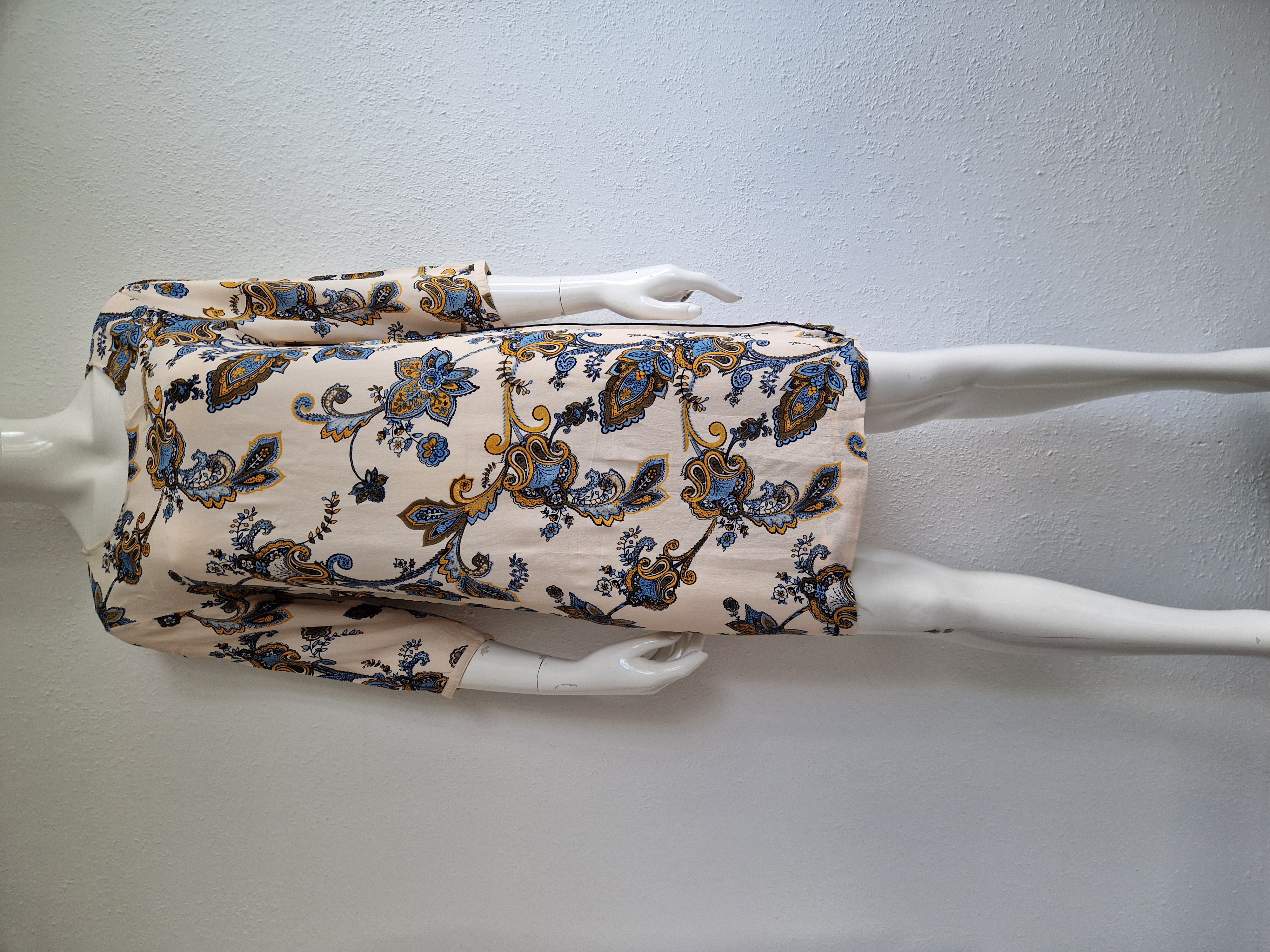 Freequent zomerjurk. Maat S. Crème/paisleyprint.