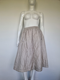Project AJ117 gewatteerde midi rok in zandkleur. Maat XL