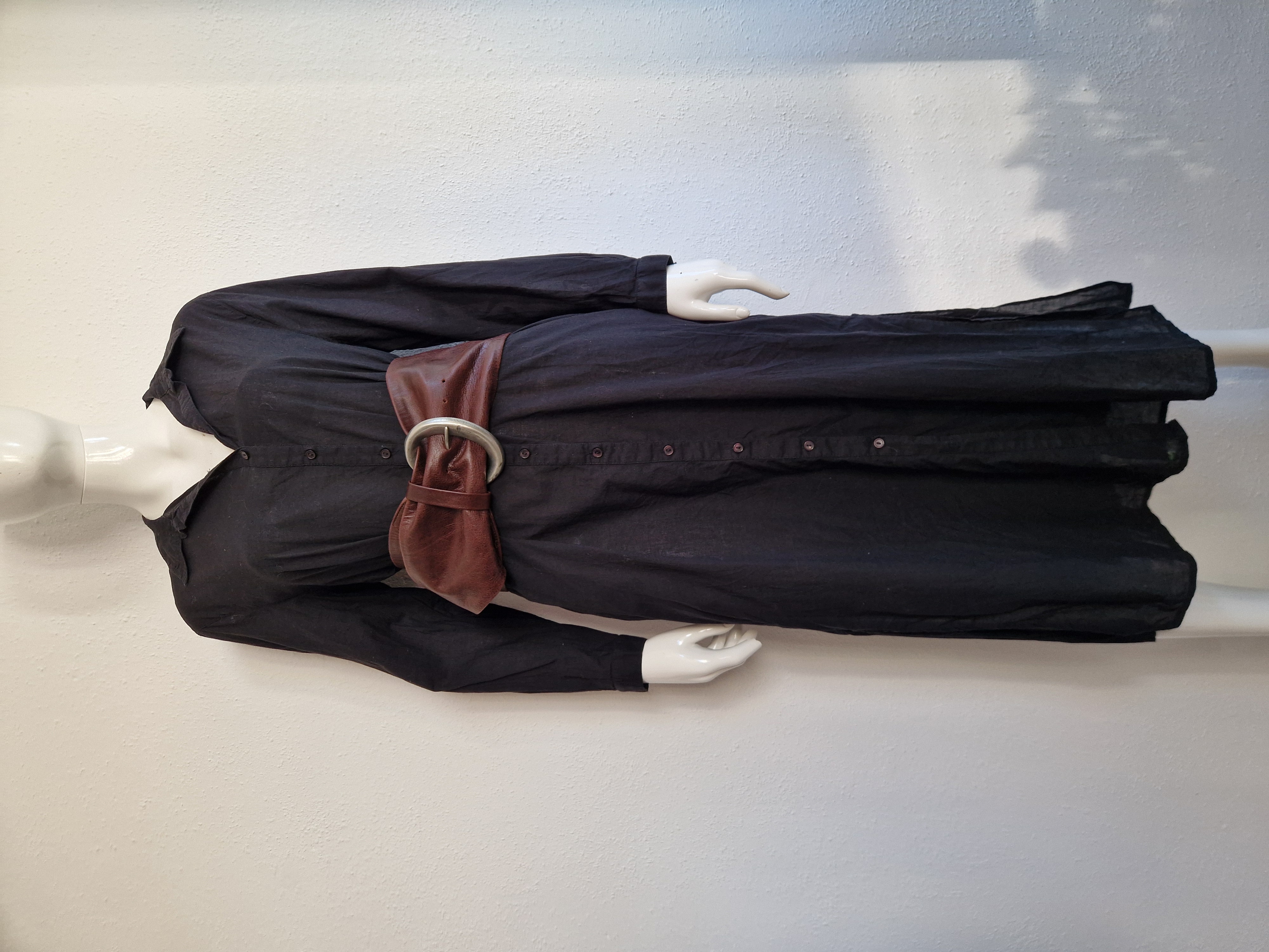 Brede bruin leren tailleriem met zilverkleurige belt.