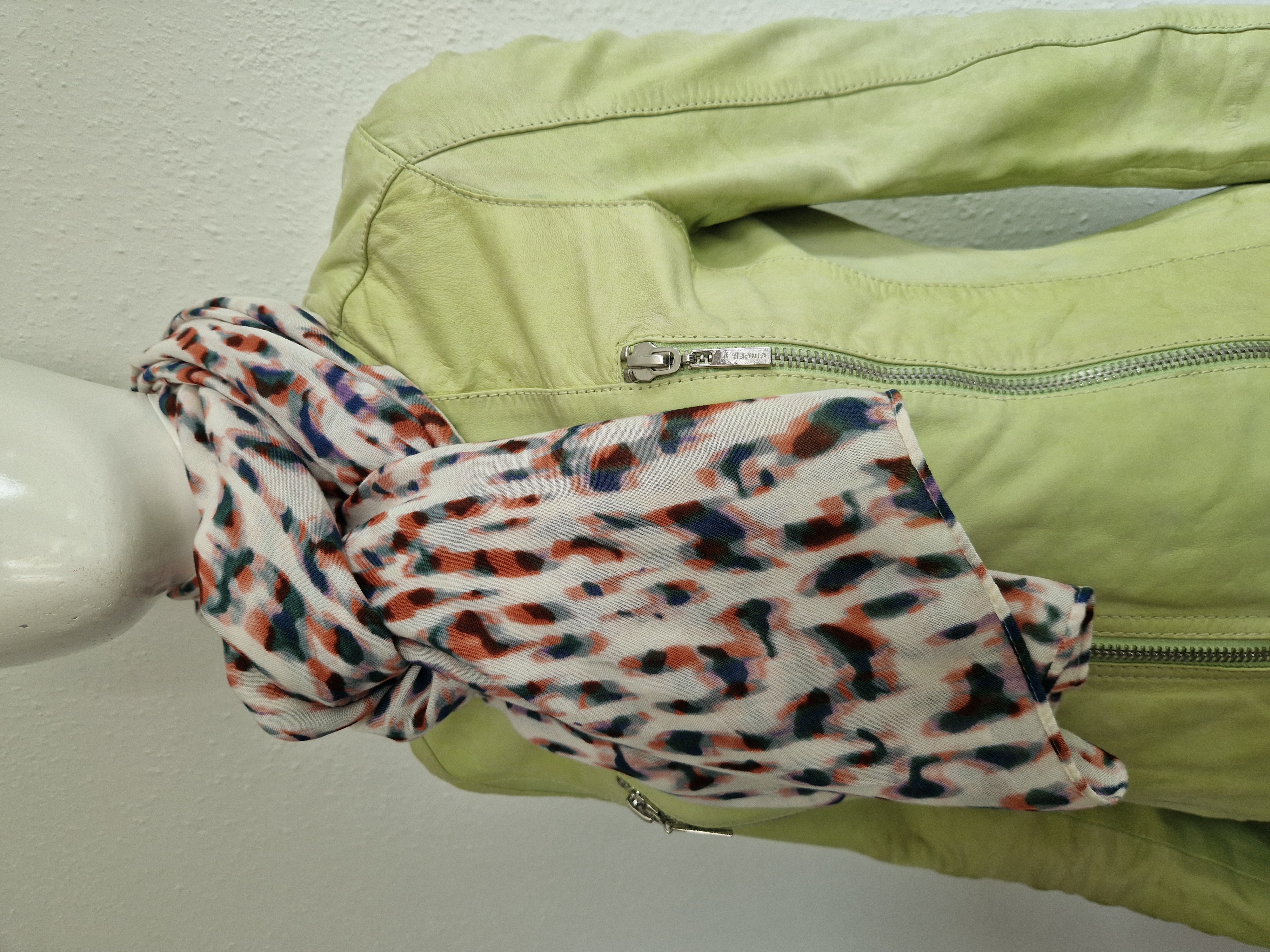 Sandwich shawl. All over print.
