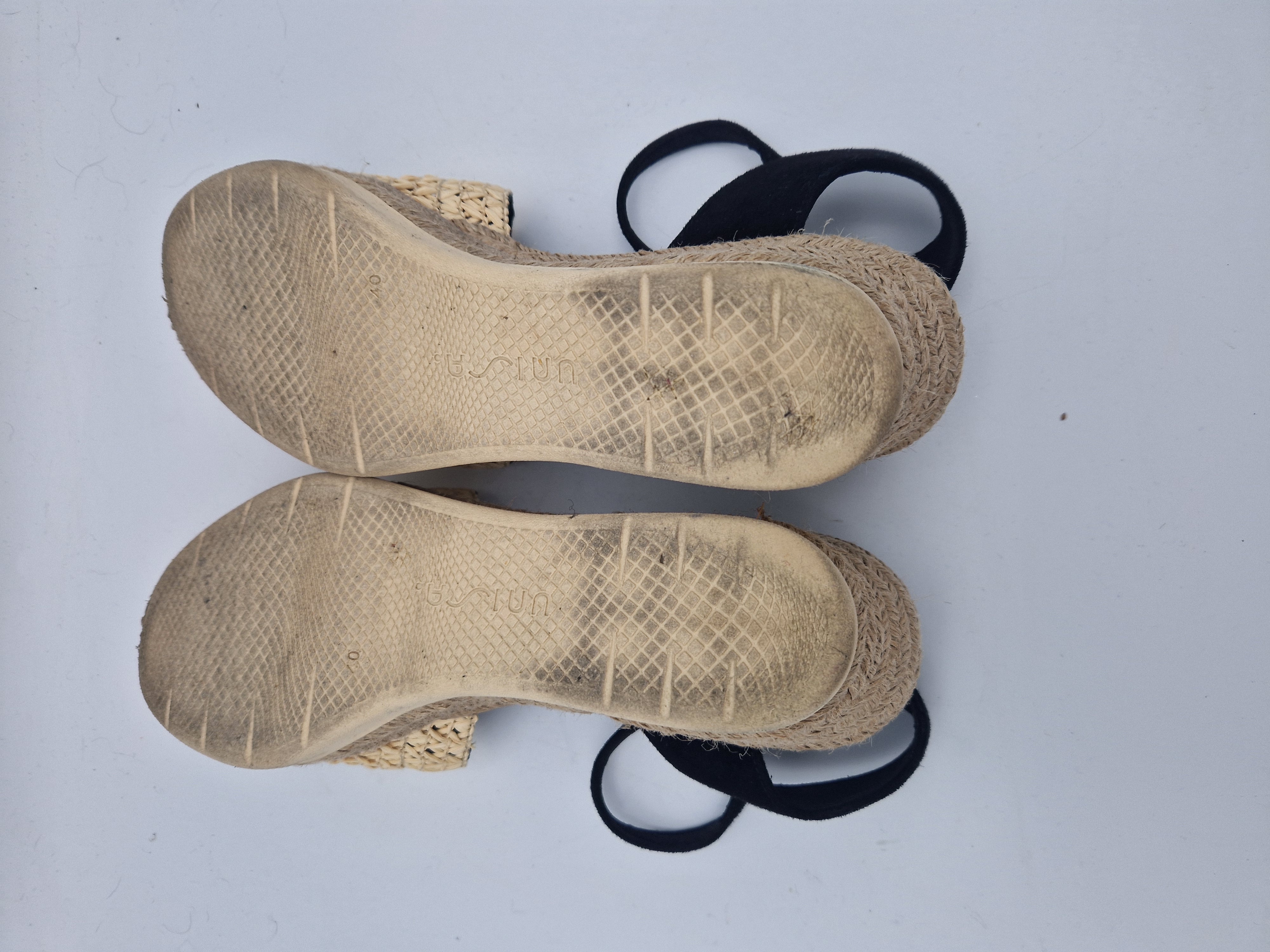 Unisa sandalen met sleehak. Maat 40. Zwart/beige.
