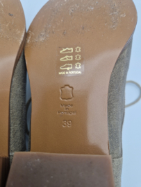 Ellen:Truijen veterschoenen. Maat 39, Suède/ greige