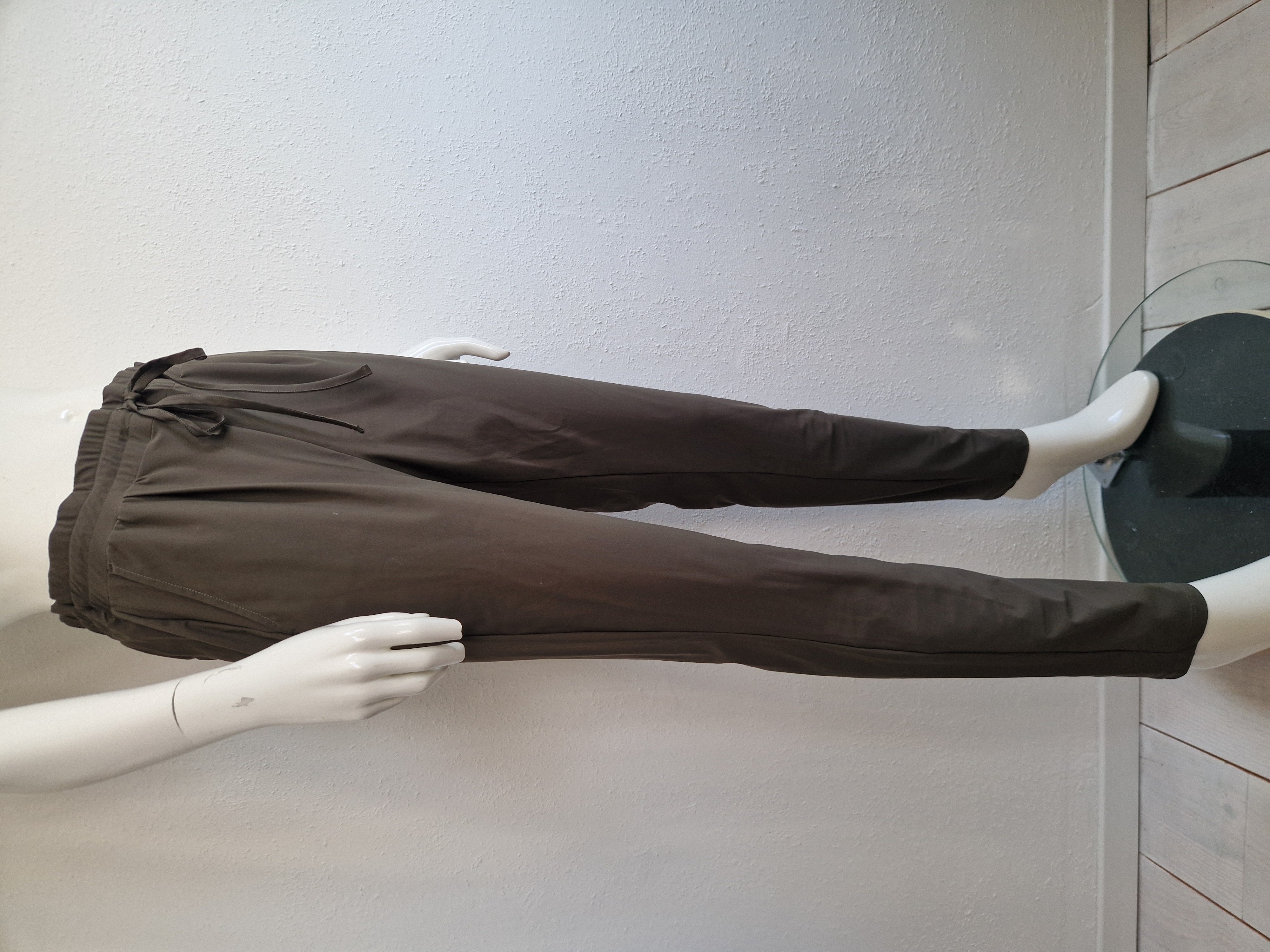 En Vogue pantalon. Maat S. Olijfgroen/travelstof.