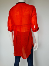 Beate Heymann blouse. Mt. M. Rood.