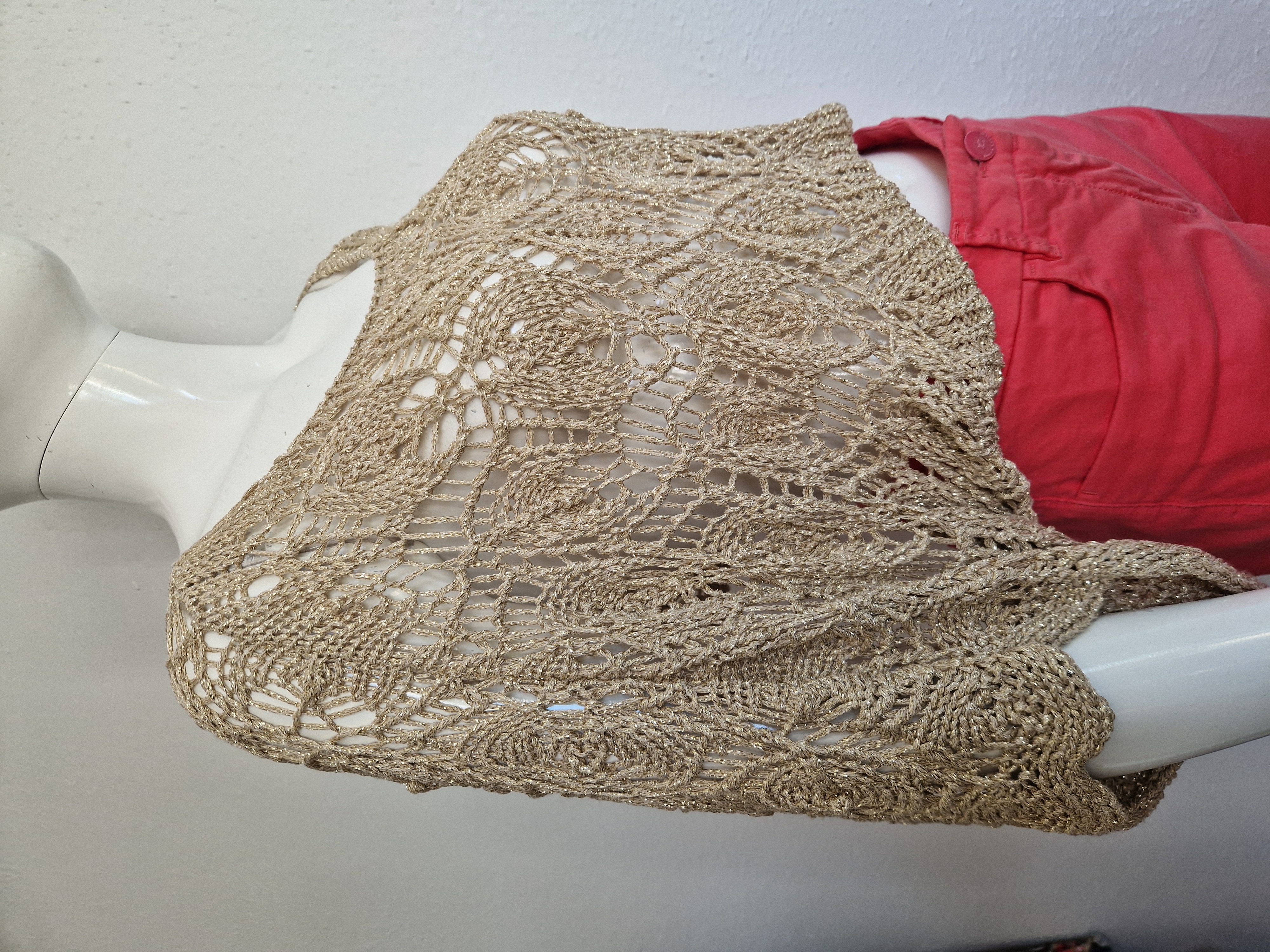 New Collection top. Maat AS, Goudkleurig