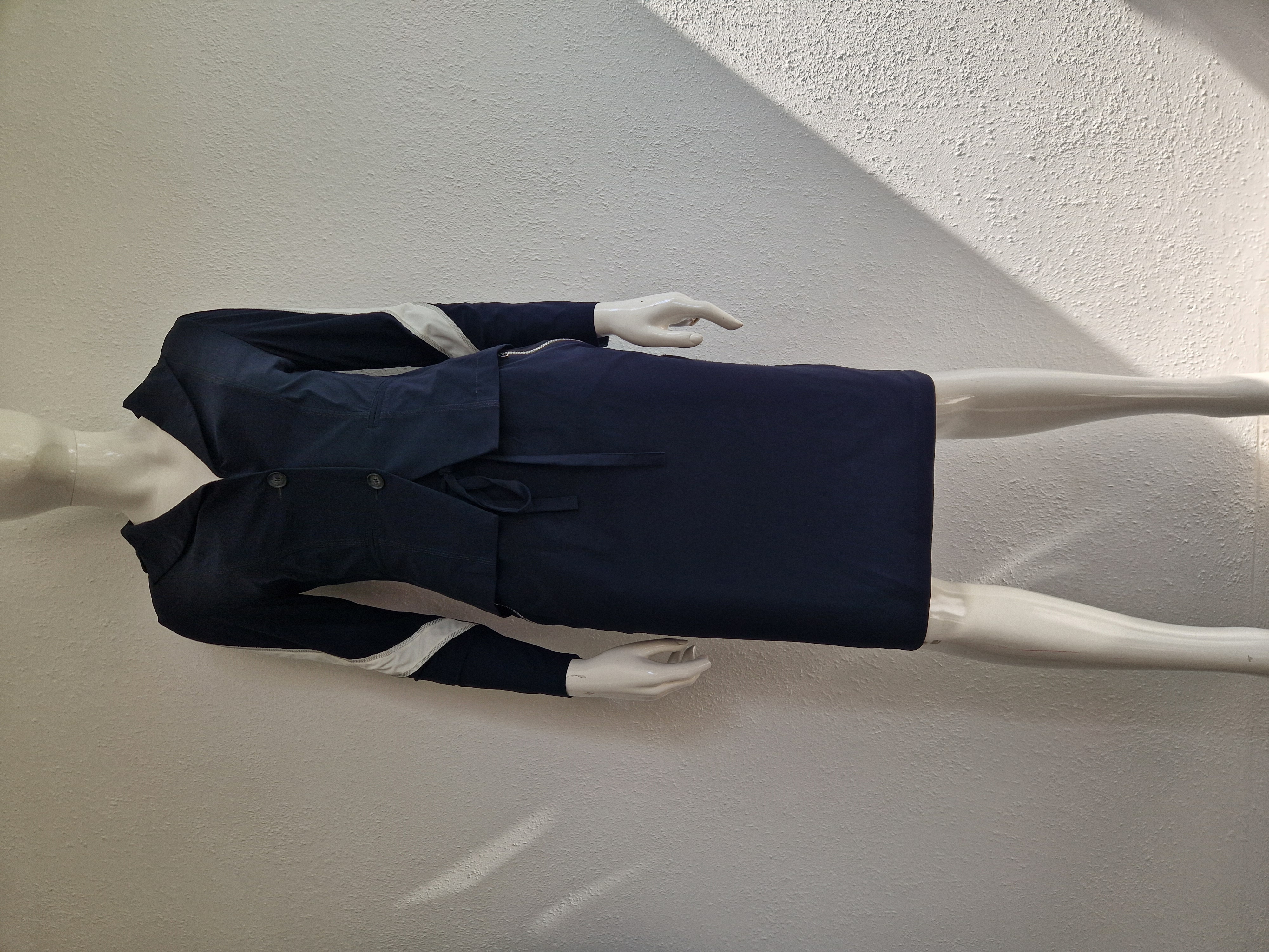 Jane Lushka set. Maat M. Donkerblauw/travelstof.