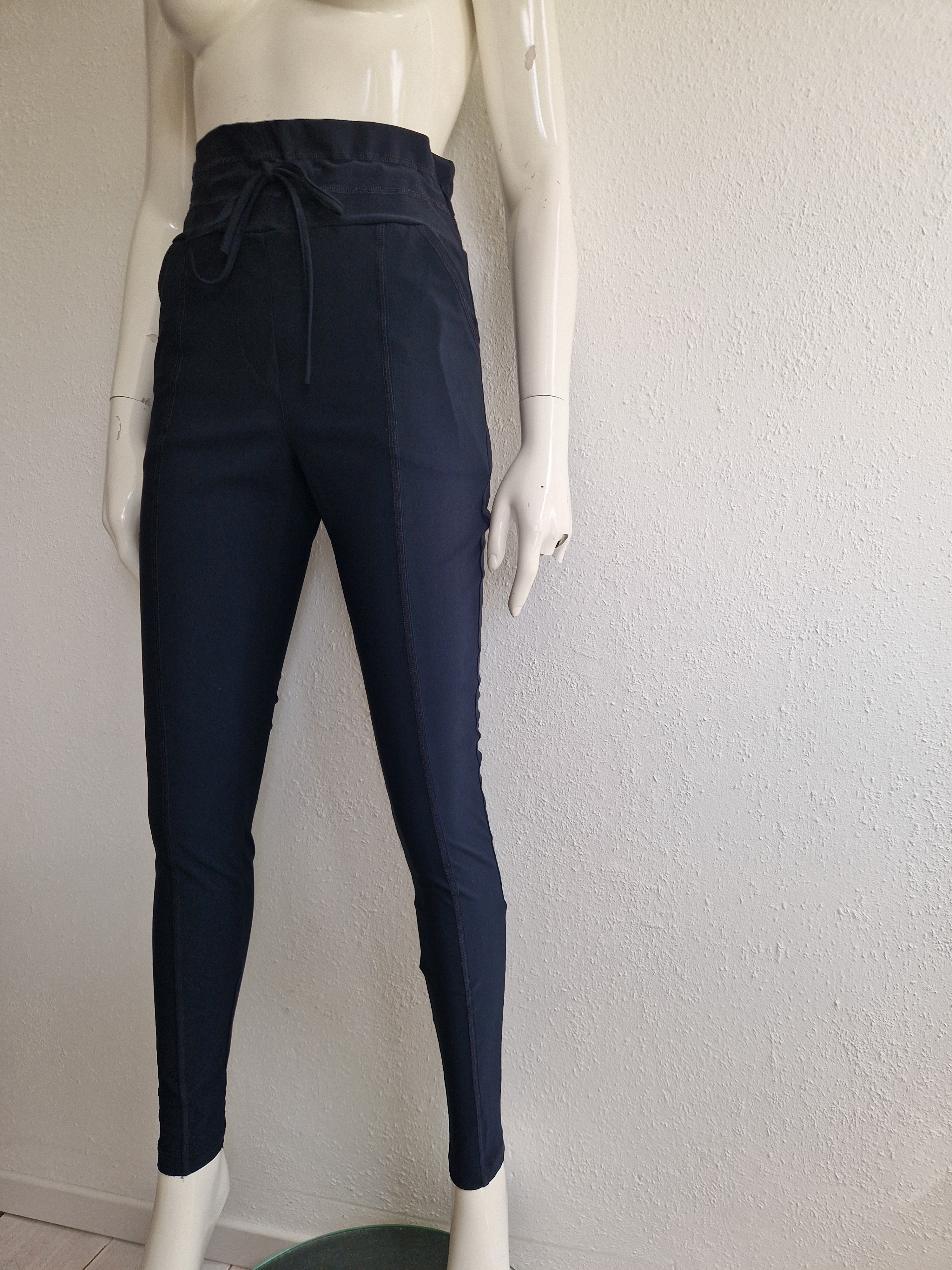 Studio Anneloes pantalon. Maat M. Donkerblauw/travelstof.