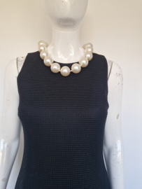 Boutique Moschino zwarte designerjurk met parelketting. Maat 36.