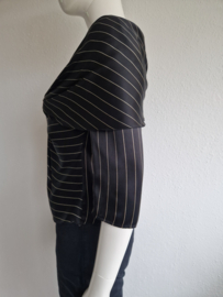 Emporio Armani top. Maat 10. Zwart/krijtstreep.