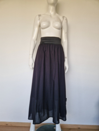 Sneakerdresses maxi rok. Maat L. Zwart