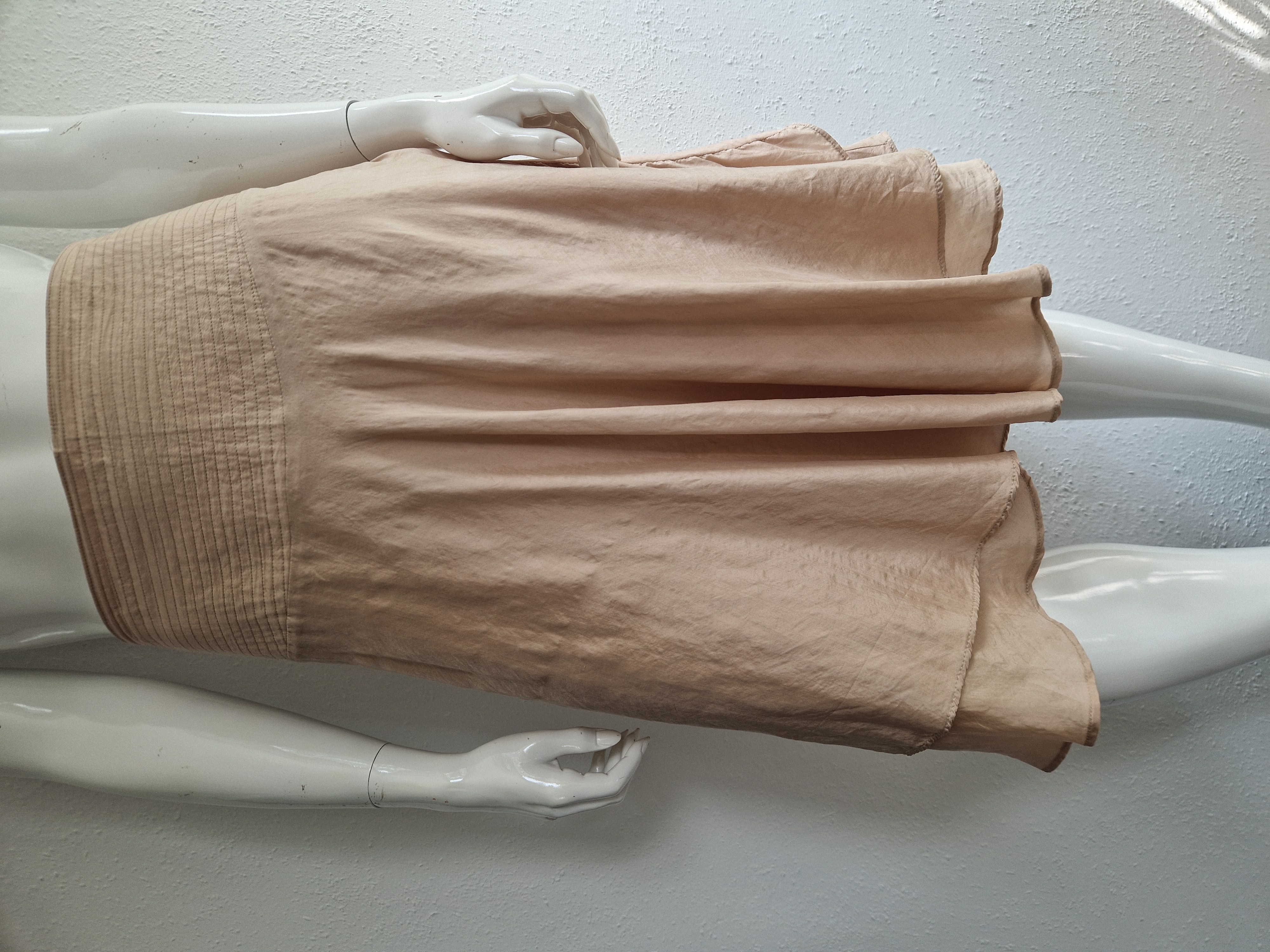 Beige zijden dubbellaagse rok. Maat 40.