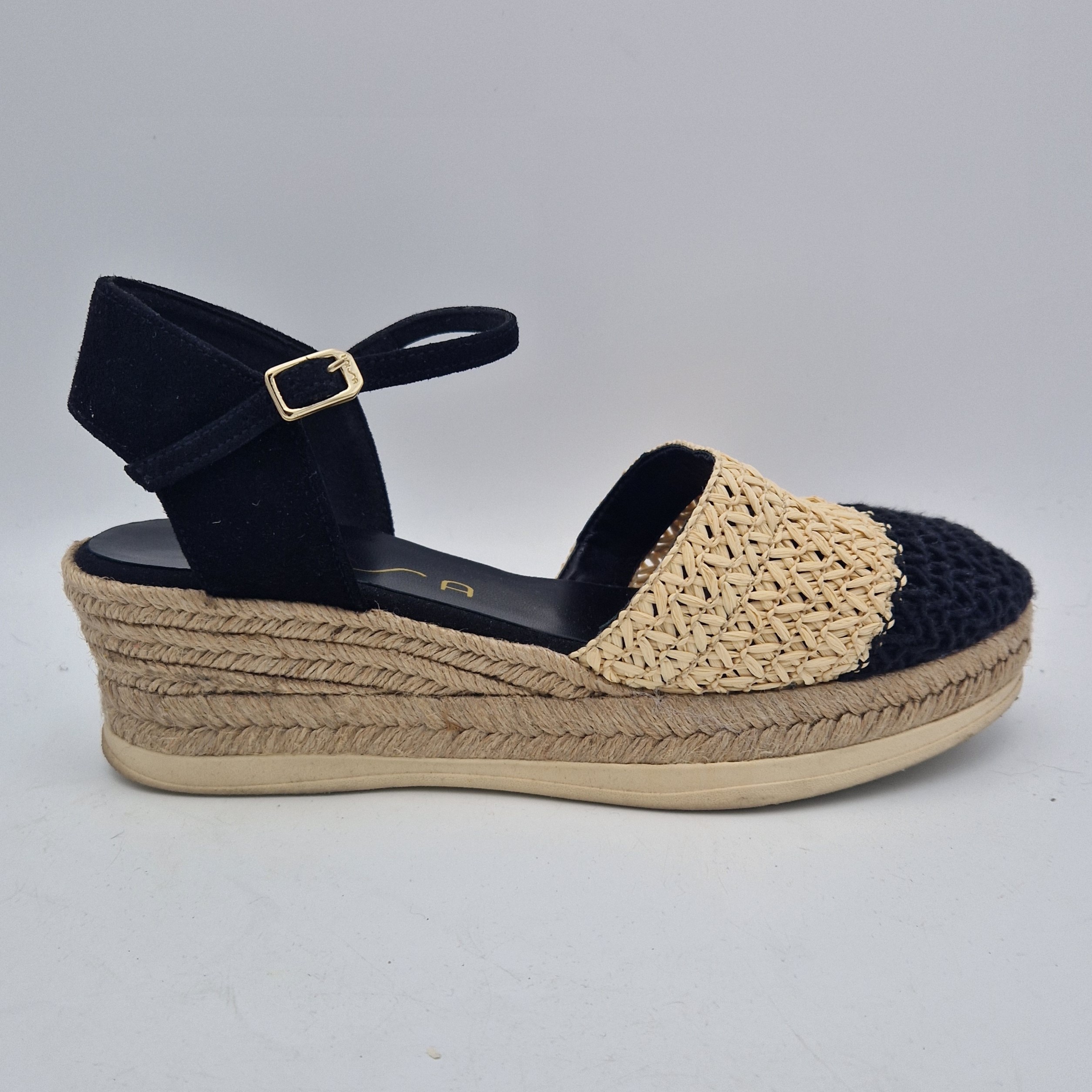 Unisa sandalen met sleehak. Maat 40. Zwart/beige.