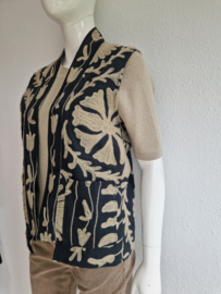 By Staer vest Isolde. Maat M. Antraciet/beige/ Suzani