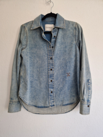 Closed jeansblouse. Maat S. Lichtblauw.